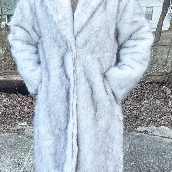 GORGEOUS NWOT Long Length Gradient Color Faux Fox Fur High End Coat. Size L - Picture 2 of 11